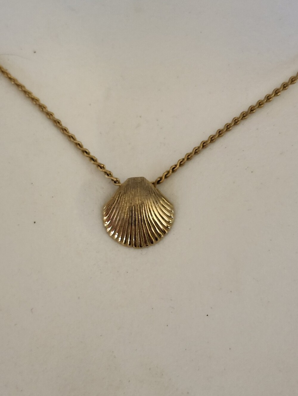 Dainty Gold Tone Seashell Pendant Necklace - Classic Beach Style